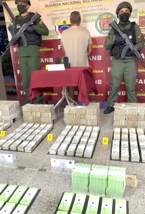 GNB incauta un cerro de billetes viejos que iban para las trochas
