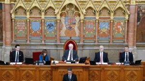 GOBIERNO DE HUNGRÍA | Hungría «entierra» la era Orbán con un parlamento a la medida de Magyar | elperiodico.com