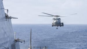 GUERRA ORIENTE MEDIO | EEUU ataca un barco que intentaba romper el bloqueo de Washington a Irán cerca del estrecho de Ormuz | elperiodico.com