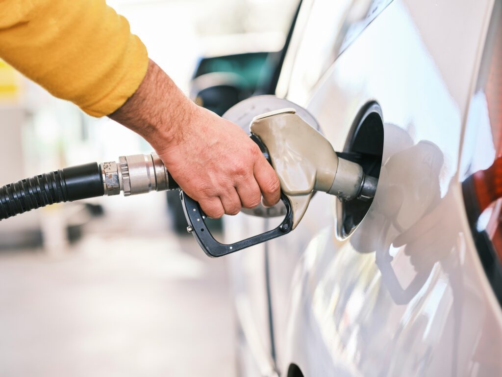 Gasolina bajará en EE.UU. por el alza de la producción de crudo: Casa Blanca