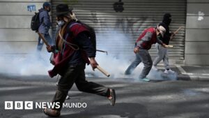 «Gasolina basura» y otros 3 motivos que explican las crecientes protestas en Bolivia que el gobierno atribuye a Evo Morales y su entorno