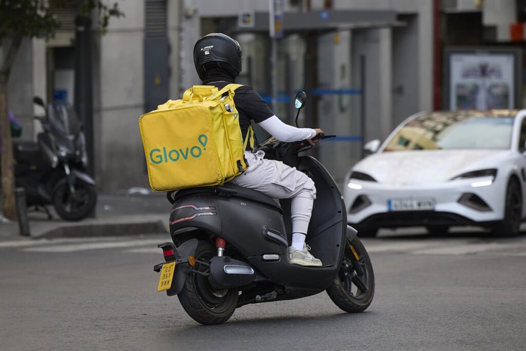 Glovo y los sindicatos pactan un ERE que afectará a 436 repartidores, 300 menos de lo previsto inicialmente