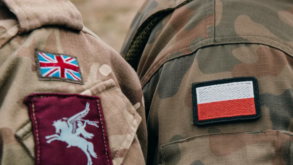 Gran Bretaña y Polonia sellan un acuerdo militar ante el temor por una Rusia cada vez más agresiva