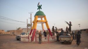 Grupos armados toman base militar clave en el norte de Malí