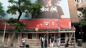 Guardia Civil española irrumpe en sede del PSOE en Madrid