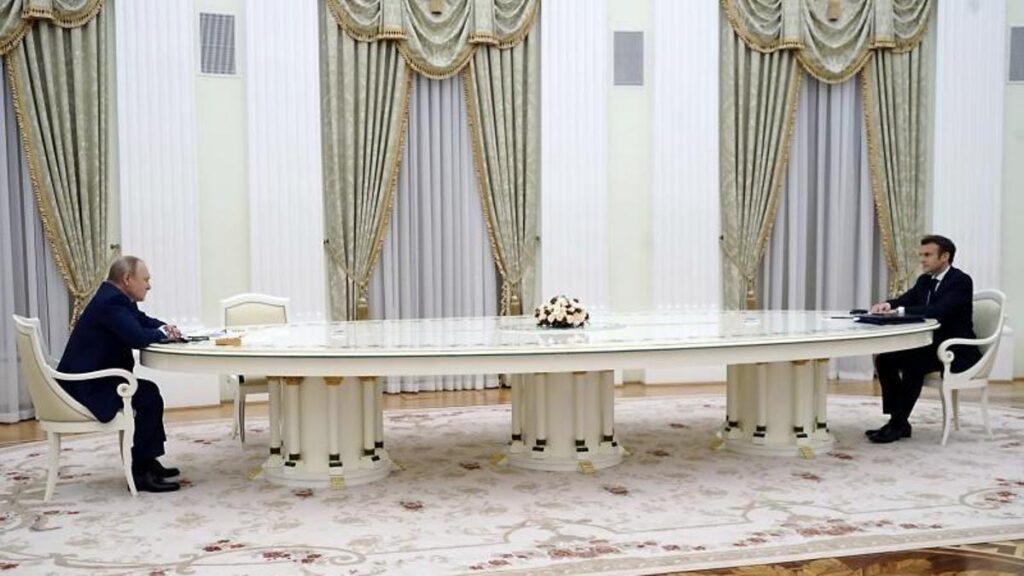 Vladímir Putin recibe en Moscú a Emmanuel Macron, ambos separados por una mesa de 8 metros, el 7 de febrero de 2022, tres semanas antes del inicio de la invasión de Ucrania.