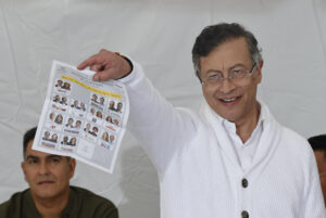 Gustavo Petro vota en las elecciones de Colombia en las que se escogerá a su sucesor para el periodo 2026-2030 – AlbertoNews