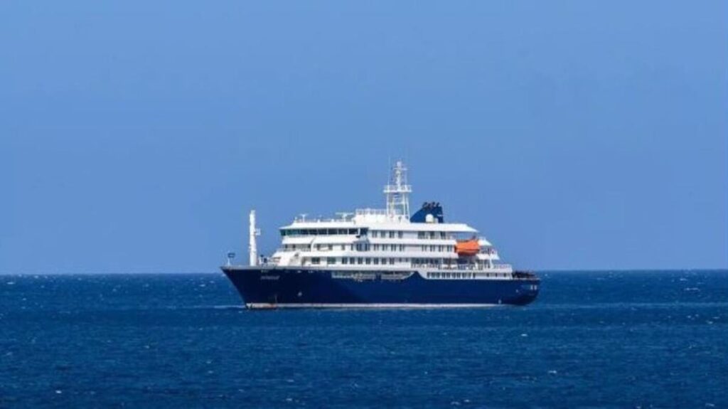 El crucero MV Hondius a su llegada al puerto de Praia, capital de Cabo Verde, este domingo