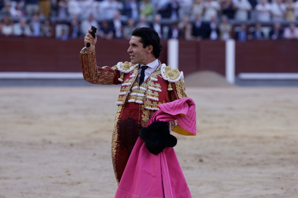 Alejandro Talavante muestra la oreja que le cortó al quinto toro de la tarde.