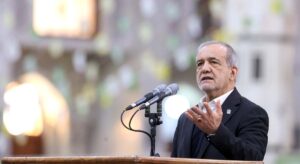 Irán amenaza con dificultar el paso por Ormuz a países que apliquen sanciones de EEUU