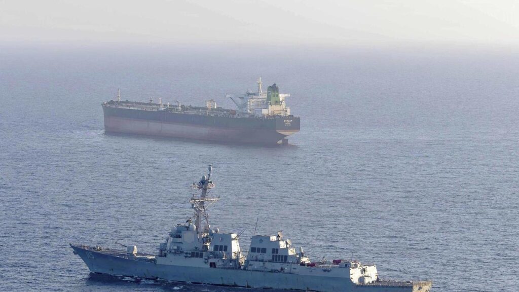 Destructor de la Marina de EEUU intercepta un buque iraní en aguas del estrecho de Ormuz.