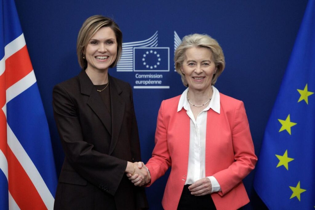 La Presidenta de la Comisión Europea, Ursula Von der Leyen (R), estrecha la mano del Primer Ministro de Islandia, Kristrun Frostadottir (L), durante su reunión en Bruselas, Bélgica, el 14 de enero de 2026. (Bélgica, Islandia, Bruselas) EFE/EPA/OLIVIER MATTHYS