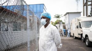 Italia activa la vigilancia del ébola tras hospitalizar a dos viajeros de Uganda con fiebre | elperiodico.com