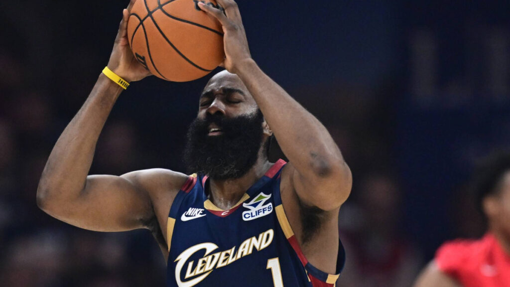 James Harden, todavía en proceso de adaptación, coloca a los Cavaliers a un triunfo de la final del Este