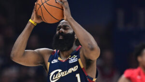 James Harden, todavía en proceso de adaptación, coloca a los Cavaliers a un triunfo de la final del Este
