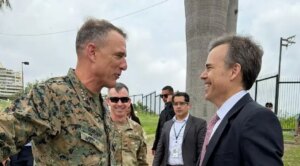 Jefe del Comando Sur aterriza en la Embajada de EEUU