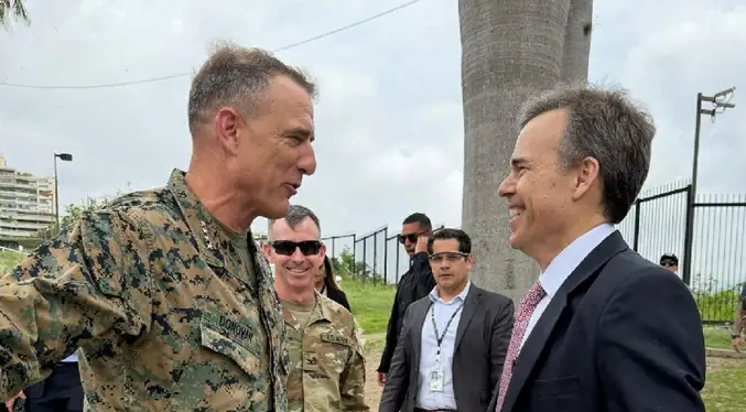 Jefe del Comando Sur aterriza en la Embajada de EEUU