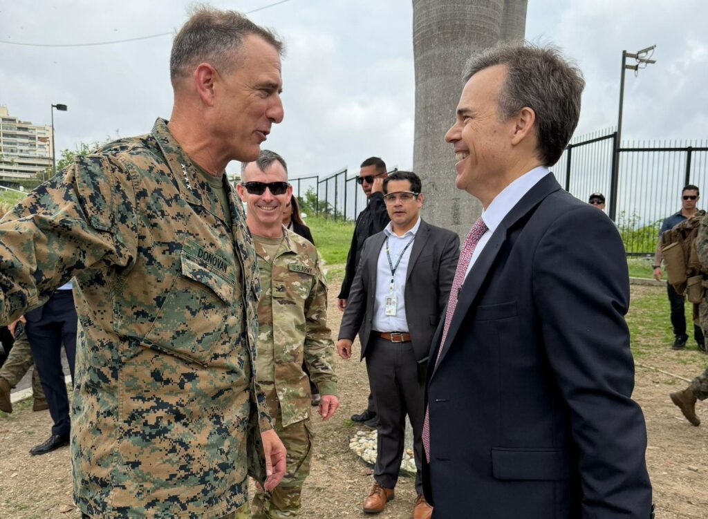 Jefe del Comando Sur estuvo en Caracas durante ejercicio militar de EEUU en la embajada