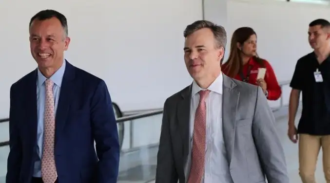 John Barrett se reúne con equipo de ExxonMobil y Medtronic