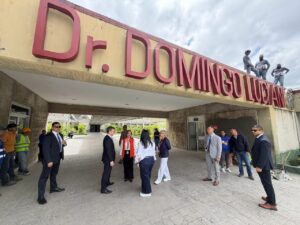 John Barrett supervisa personalmente entrega de suministros médicos en hospitales de Caracas – Efecto Cocuyo