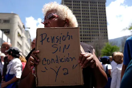 Jubilados protestaron frente al Ministerio de Educación para exigir aumentos en salarios y pensiones (VIDEO)