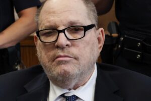 Juez declara nulo el nuevo juicio contra el exproductor de cine Harvey Weinstein