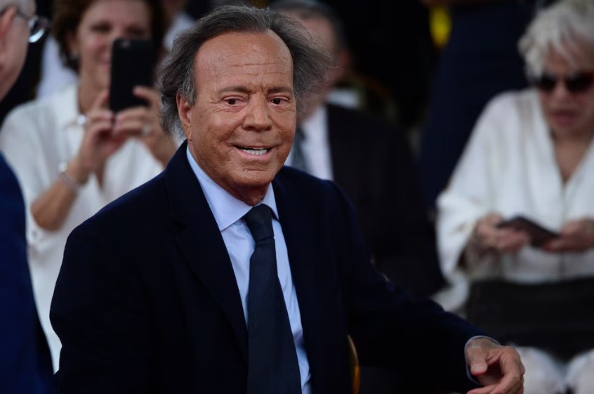 Julio Iglesias demanda a un diario español por no retractarse del "montaje periodístico" en su contra