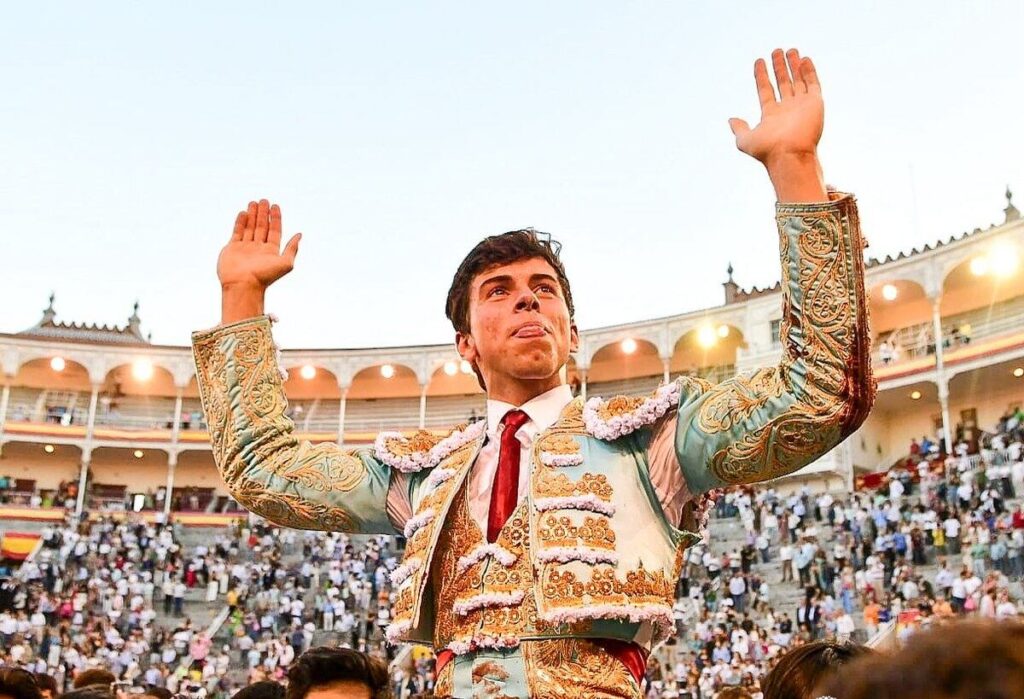 El novillero Julio Méndez, a hombros, instantes antes de salir por la Puerta Grande.
