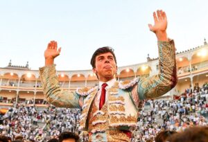 Julio Méndez, novillero impactante, por la Puerta Grande