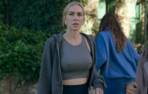 Kira Miró marcando pezones en Machos Alfa (5×05)