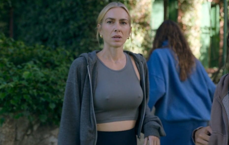 Kira Miró marcando pezones en Machos Alfa (5x05)