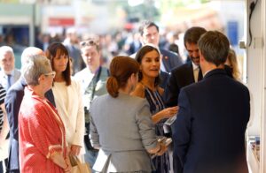 La Feria del Libro de Madrid arranca con el tradicional paseo de la reina Letizia