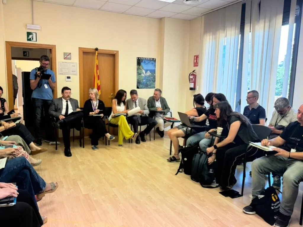 La Generalitat y los sindicatos docentes acuerdan mejora salarial y convocatoria de cátedras, y ponen fin a las huelgas