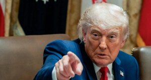 La Justicia paraliza el polémico fondo de 1.800 millones de Trump para recompensar a sus aliados