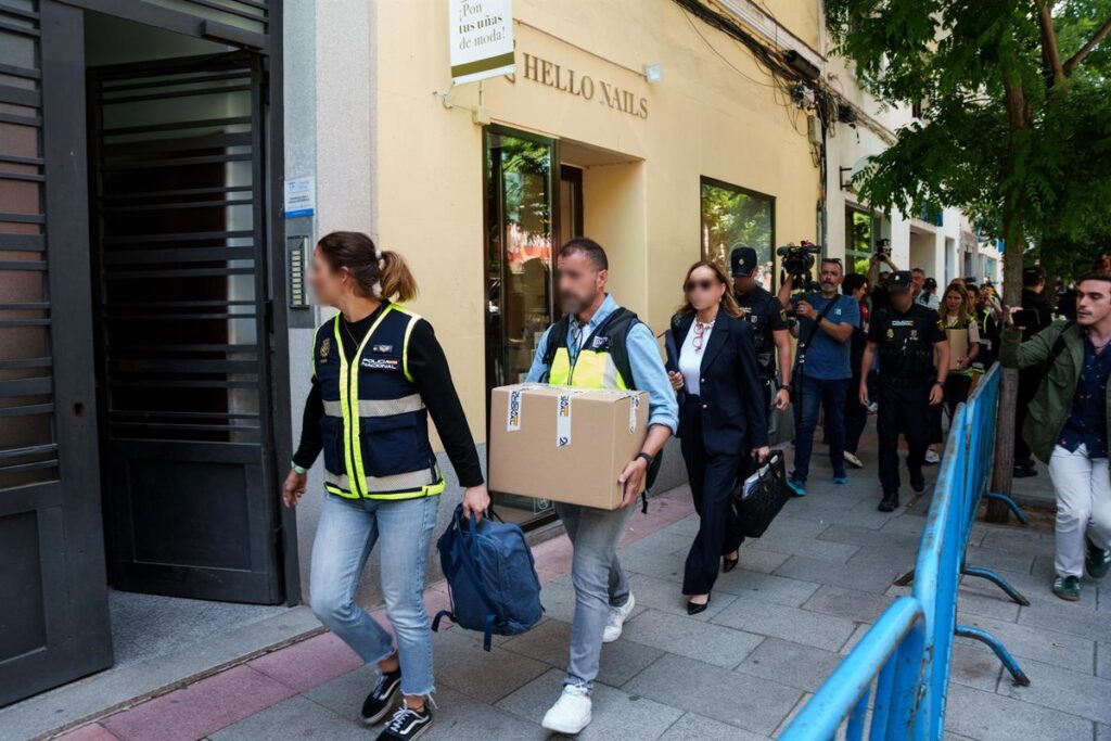 La Policía concluye los registros ordenados por el juez del 'caso Plus Ultra' tras imputar a Zapatero