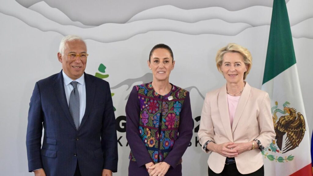 Antonio Costa, presidente del Consejo Europeo, Claudia Sheinbaum, presidenta de México, y Úrsula von der Leyen, presidenta de la Comisión Europea, durante una reunión en los márgenes del G7 en Canadá.