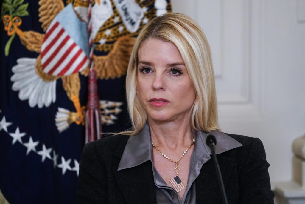La exfiscal general de Trump comparece de nuevo en el Congreso por el caso Epstein - AlbertoNews
