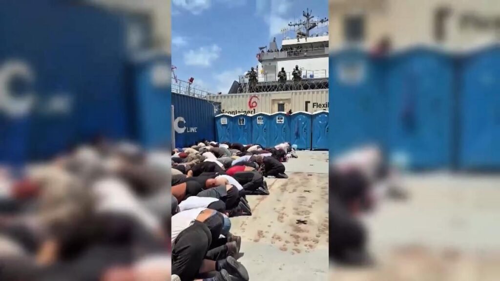 El ministro de Seguridad Nacional de Israel se graba humillando a activistas de la flotilla, maniatados en el suelo