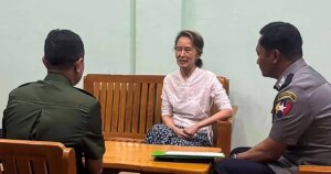 La junta militar birmana traslada a la Nobel de la Paz Aung San Suu Kyi de la cárcel a arresto domiciliario
