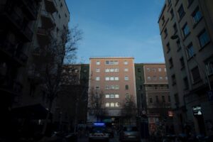 La mujer aislada en el Clínic de Barcelona por ser contacto da negativo en la prueba PCR | europapress.es