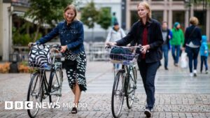 La paradoja de Noruega, el país que gana miles de millones con la subida del precio del petróleo pero cada vez lo usa menos