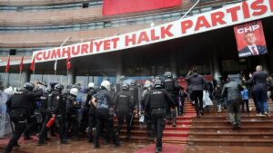 La policía turca ataca con gases lacrimógenos y toma la sede del principal partido de la oposición | elperiodico.com