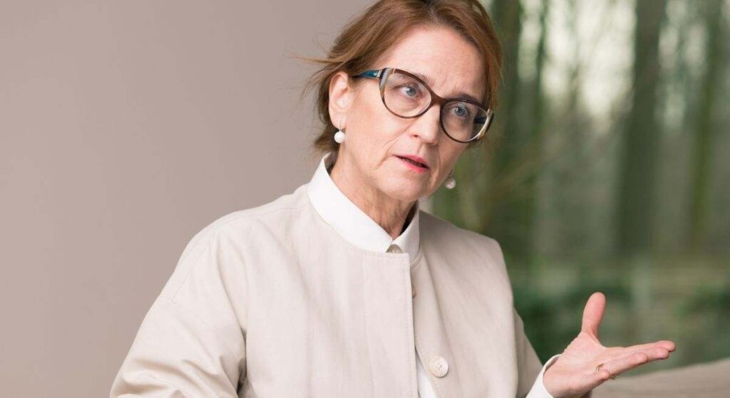 La psicología afirma que hablar solo cuando uno está solo no es señal de soledad, sino que es una de las formas más efectivas en que el cerebro procesa problemas que no puede resolver en silencio