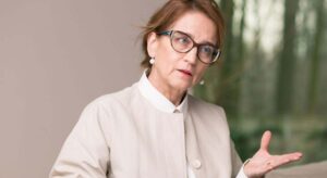 La psicología afirma que hablar solo cuando uno está solo no es señal de soledad, sino que es una de las formas más efectivas en que el cerebro procesa problemas que no puede resolver en silencio