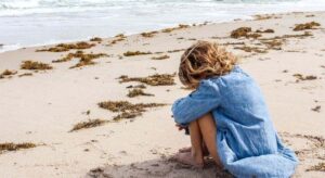 La psicología dice que las personas que sufren más ansiedad en verano no es que sean débiles, sino que tienen un exceso de estímulos