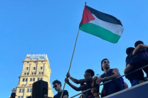 Lamine Yamal ondea la bandera palestina en la rúa del Barça y revoluciona las redes | elmundo.es
