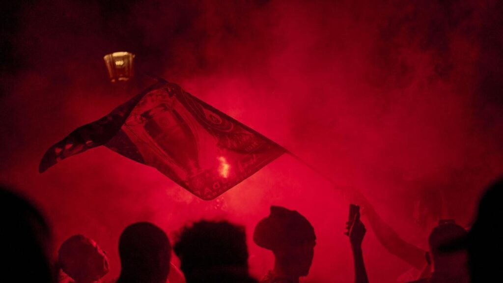 Aficionados del PSG celebran la victoria de su equipo en la final de la Champions por las calles de París.