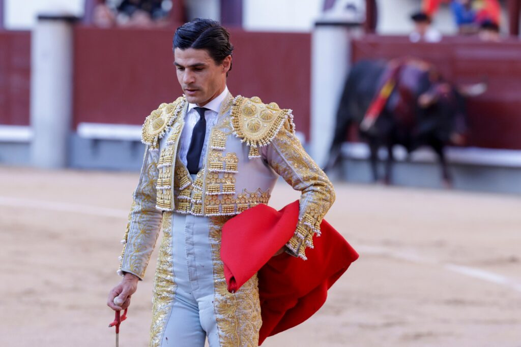 Pablo Aguado se retira al callejón tras escuchar los tres avisos en su primer toro.