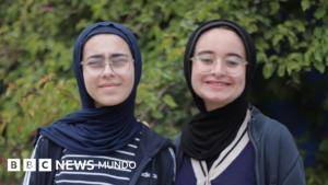 Las hermanas adolescentes de Gaza que ganaron un premio por convertir escombros de la guerra en ladrillos
