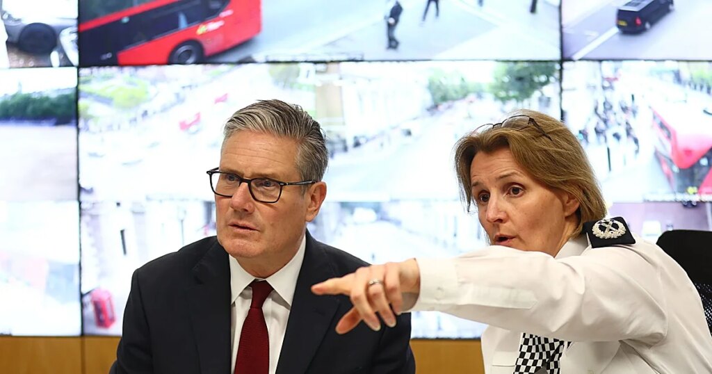 Las restricciones de entradas de Starmer redujeron la migración neta a casi la mitad en 2025